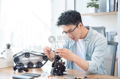 智能纪元 机器人修理的崛起与机械师的未来
